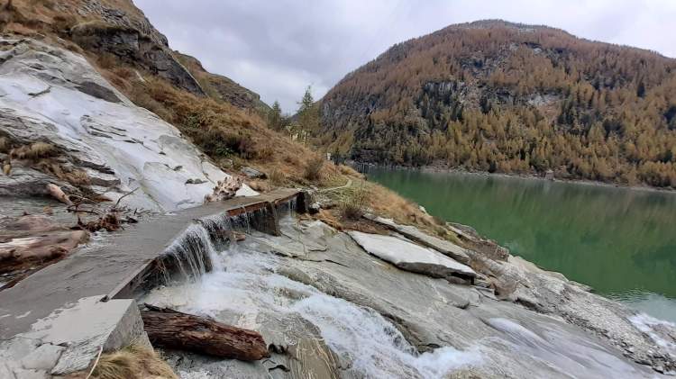 L' acqua copre la passerella
